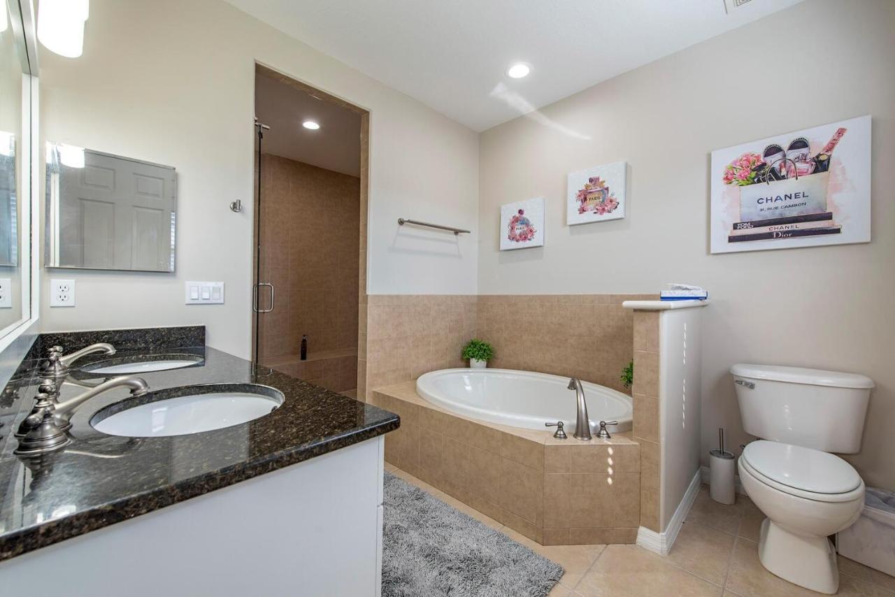Vacation Home With Pool. 4 Bedrooms. Sleeps 10 Napoli Bagian luar foto