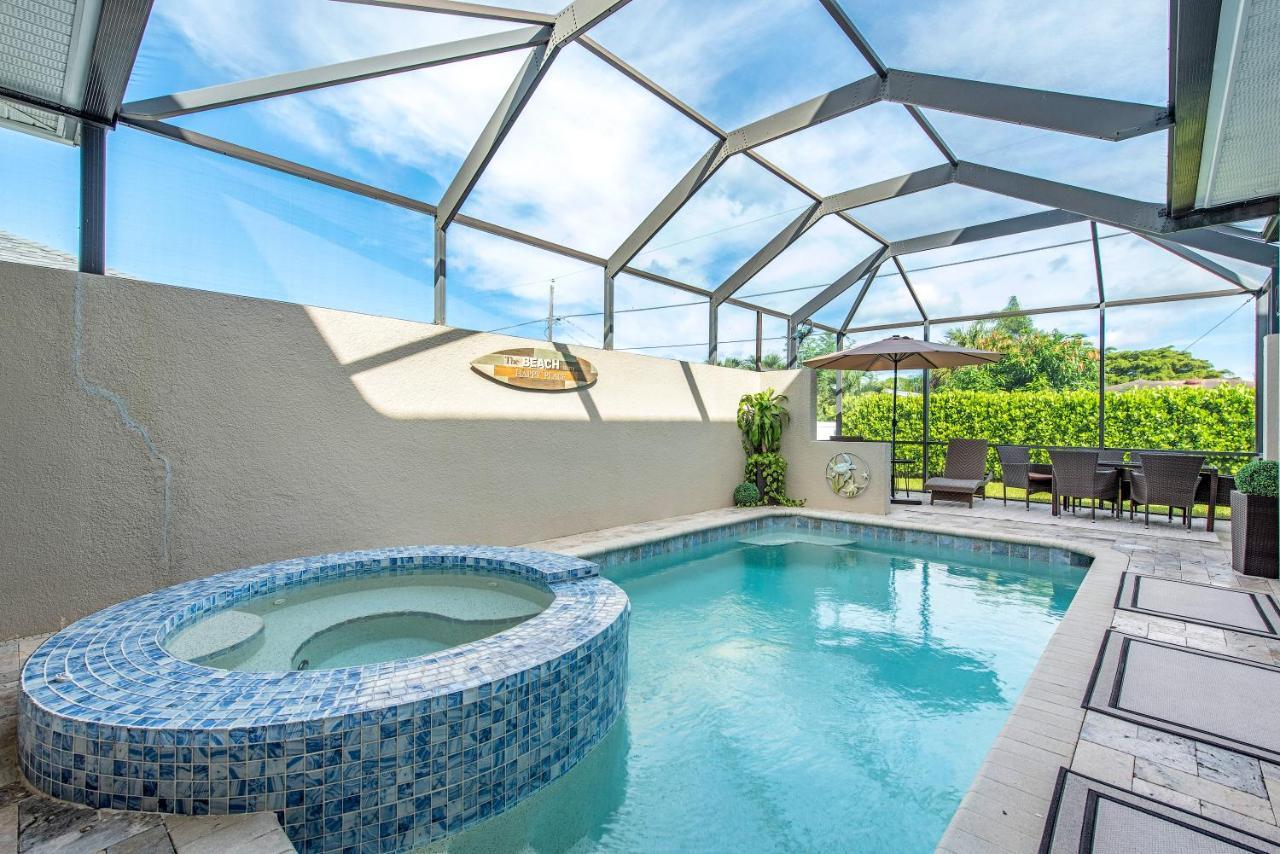 Vacation Home With Pool. 4 Bedrooms. Sleeps 10 Napoli Bagian luar foto
